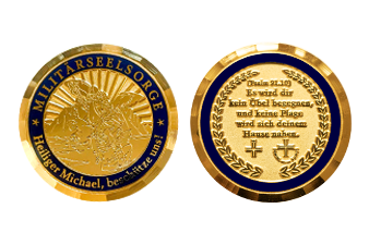 Goldener Militärseelsorge-Coin mit präziser Prägung und farbiger Emaille.